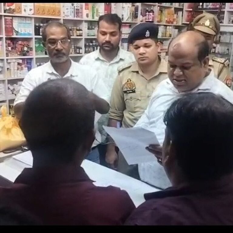 जिला अस्पताल के सामने सात मेडिकल स्टोरों पर छापा:महराजगंज में नशीली दवाओं की बिक्री और बिलिंग में गड़बड़ी की शिकायत पर सैंपल लिए