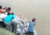 राप्ती नदी के कटान से सिसवारा घाट पर सड़क बहने:दो दिन में सड़क के करीब पहुंचा कटान, ईंट की बोरियों से बचाव जारी राप्ती नदी के कटान से सिसवारा घाट पर सड़क बहने:दो दिन में सड़क के करीब पहुंचा कटान, ईंट की बोरियों से बचाव जारी