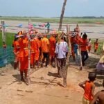 कजरी तीज पर नाव से राप्ती नदी पार कर रहे:भगवानपुर घाट से जल भरकर श्रद्धालु शिवाले में किया जलाभिषेक कजरी तीज पर नाव से राप्ती नदी पार कर रहे:भगवानपुर घाट से जल भरकर श्रद्धालु शिवाले में किया जलाभिषेक