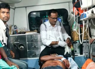 श्रावस्ती में पिकअप की टक्कर से दो बाइक सवार घायल:सिरसिया जंगल में हुआ हादसा, एक बहराइच रेफर, दूसरे का इलाज जारी