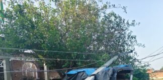 कप्तानगंज में आंधी के 5 दिन बाद भी बिजली गुल:पानी और मोबाइल चार्जिंग की समस्या से जूझ रहे लोग, 50 पोल टूटे