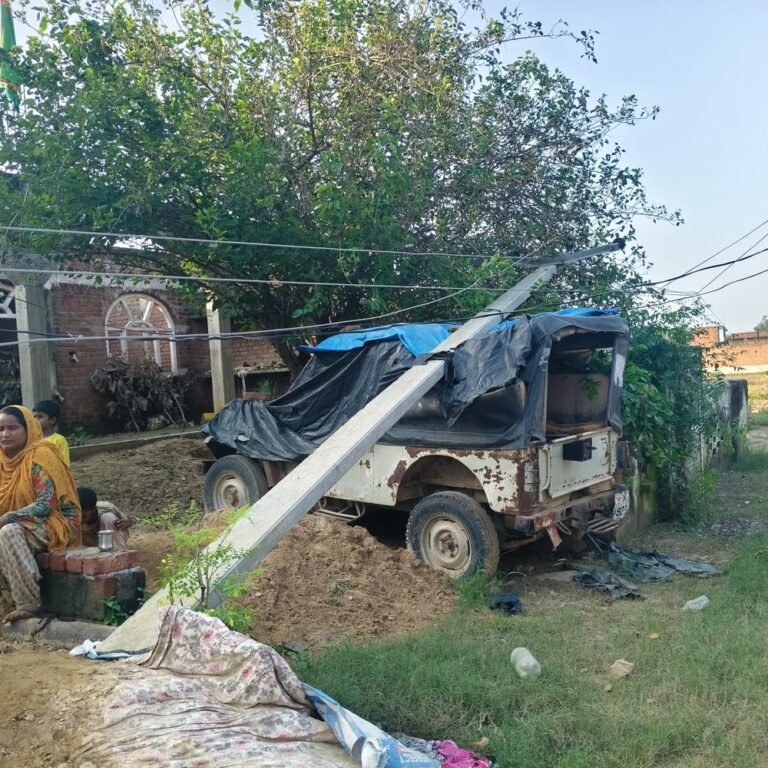 कप्तानगंज में आंधी के 5 दिन बाद भी बिजली गुल:पानी और मोबाइल चार्जिंग की समस्या से जूझ रहे लोग, 50 पोल टूटे