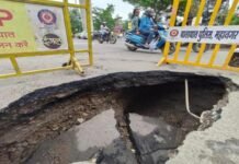 पंढरीनाथ मार्ग पर अचानक धंसी सड़क, 10 फीट से ज्यादा गहरा गड्ढा बना