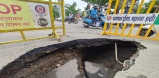पंढरीनाथ मार्ग पर अचानक धंसी सड़क, 10 फीट से ज्यादा गहरा गड्ढा बना