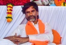 मराठा आरक्षण पर आंदोलन तेज, बिगड़ी जरांगे की तबीयत तो सरकार ने किया बातचीत का वादा News Desk