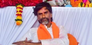 मराठा आरक्षण पर आंदोलन तेज, बिगड़ी जरांगे की तबीयत तो सरकार ने किया बातचीत का वादा News Desk