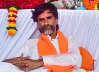 मराठा आरक्षण पर आंदोलन तेज, बिगड़ी जरांगे की तबीयत तो सरकार ने किया बातचीत का वादा News Desk