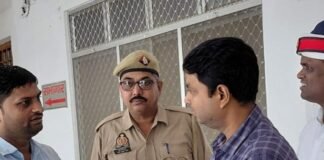 बस्ती में एम्बुलेंस कर्मचारियों ने मुख्यमंत्री के नाम ज्ञापन सौंपा:बर्खास्त कोरोना योद्धाओं की बहाली और सेवा सुरक्षा की मांग की, 2 अक्टूबर से आंदोलन की चेतावनी