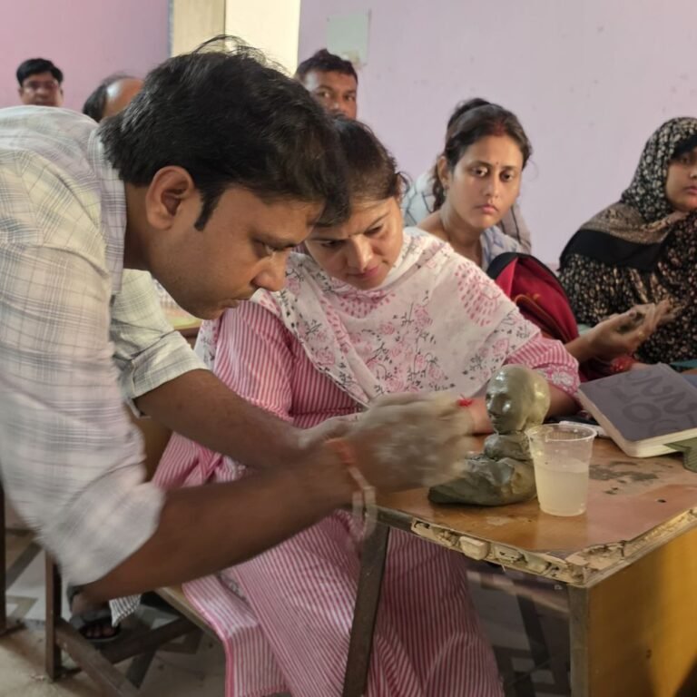 श्रावस्ती में शिक्षकों को मूर्तिकला का प्रशिक्षण:नोडल प्रवक्ता ईश्वर चंद्र विद्यासागर ने सिखाए हुनर, 'करके सीखने' का दिया संदेश