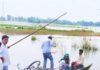 रघुनाथपुर मार्ग कटने से दर्जनों गांवों का संपर्क कटा:नाव के सहारे सफर करने को मजबूर ग्रामीण