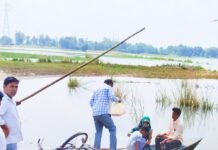 रघुनाथपुर मार्ग कटने से दर्जनों गांवों का संपर्क कटा:नाव के सहारे सफर करने को मजबूर ग्रामीण