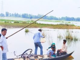 रघुनाथपुर मार्ग कटने से दर्जनों गांवों का संपर्क कटा:नाव के सहारे सफर करने को मजबूर ग्रामीण