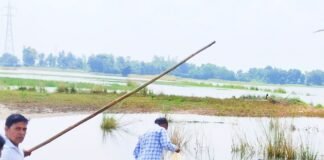 रघुनाथपुर मार्ग कटने से दर्जनों गांवों का संपर्क कटा:नाव के सहारे सफर करने को मजबूर ग्रामीण
