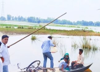 रघुनाथपुर मार्ग कटने से दर्जनों गांवों का संपर्क कटा:नाव के सहारे सफर करने को मजबूर ग्रामीण