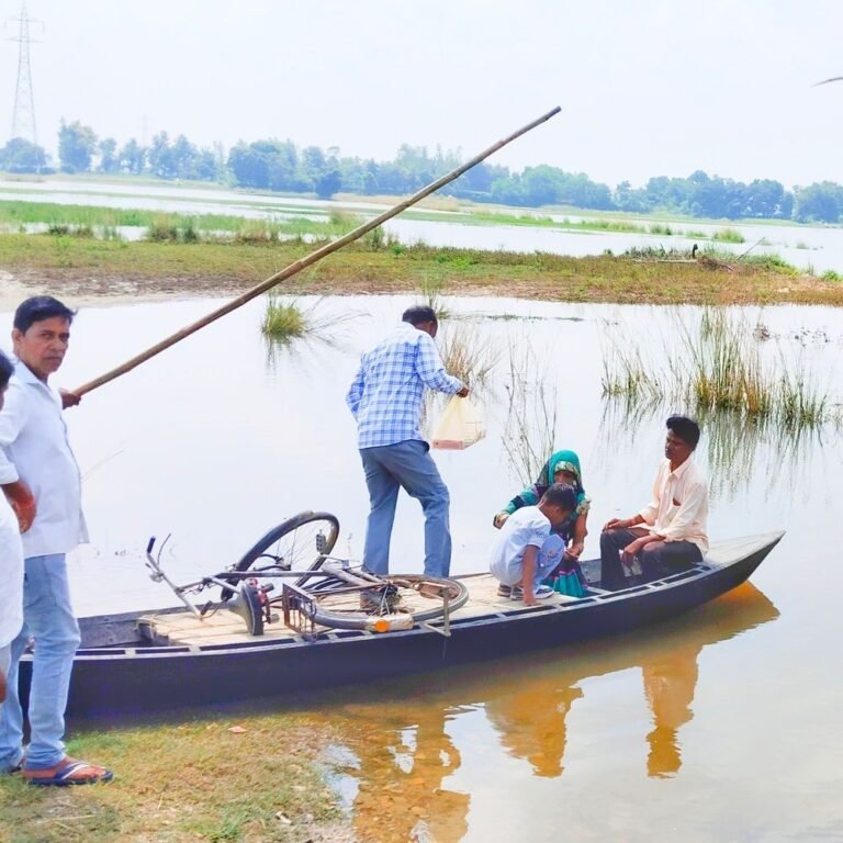 रघुनाथपुर मार्ग कटने से दर्जनों गांवों का संपर्क कटा:नाव के सहारे सफर करने को मजबूर ग्रामीण