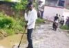 दैनिक भास्कर की खबर का असर:संभारपुरवा में सड़क पर पड़ा कचरा हटाया गया