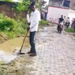 दैनिक भास्कर की खबर का असर:संभारपुरवा में सड़क पर पड़ा कचरा हटाया गया