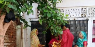 पोखरा से चारधाम यात्रा पर परिवार रवाना:बस्ती में ग्रामीणों ने भावुक होकर दी विदाई