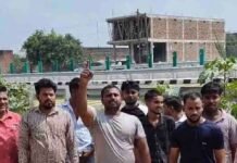 फरेंदा में बाईपास सर्विस रोड पर जलभराव से ग्रामीण परेशान:गड्ढों में गिरकर चोटिल हो रहे लोग, मुख्यमंत्री से लगाई समाधान की गुहार