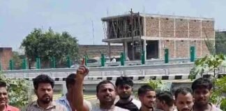 फरेंदा में बाईपास सर्विस रोड पर जलभराव से ग्रामीण परेशान:गड्ढों में गिरकर चोटिल हो रहे लोग, मुख्यमंत्री से लगाई समाधान की गुहार