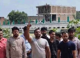 फरेंदा में बाईपास सर्विस रोड पर जलभराव से ग्रामीण परेशान:गड्ढों में गिरकर चोटिल हो रहे लोग, मुख्यमंत्री से लगाई समाधान की गुहार