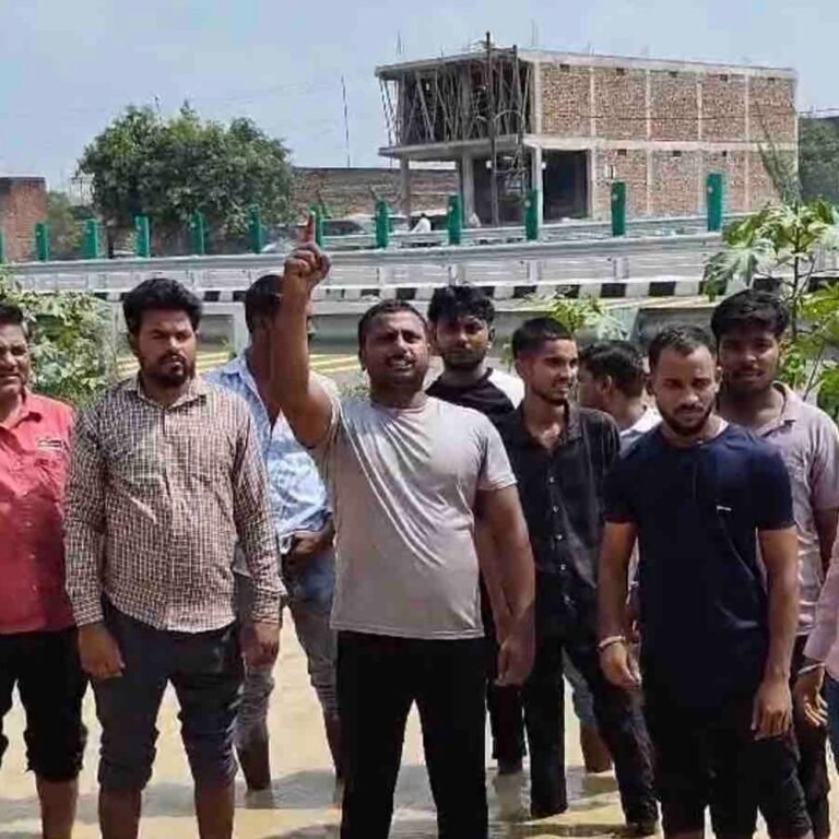 फरेंदा में बाईपास सर्विस रोड पर जलभराव से ग्रामीण परेशान:गड्ढों में गिरकर चोटिल हो रहे लोग, मुख्यमंत्री से लगाई समाधान की गुहार