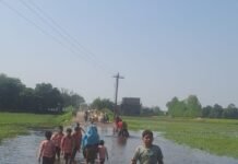 बाबागंज मुख्य मार्ग डिप पर घुटनों तक पानी भरा:खेतों में जलभराव से आवागमन ठप, स्कूली बच्चे और राहगीर परेशान
