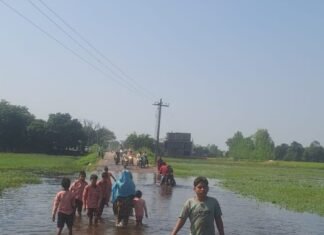 बाबागंज मुख्य मार्ग डिप पर घुटनों तक पानी भरा:खेतों में जलभराव से आवागमन ठप, स्कूली बच्चे और राहगीर परेशान