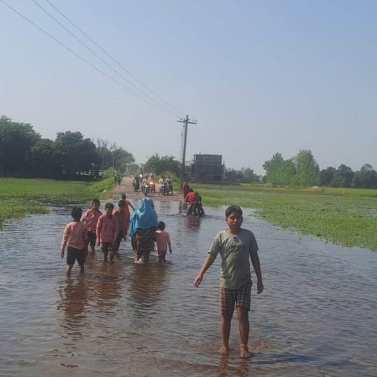 बाबागंज मुख्य मार्ग डिप पर घुटनों तक पानी भरा:खेतों में जलभराव से आवागमन ठप, स्कूली बच्चे और राहगीर परेशान