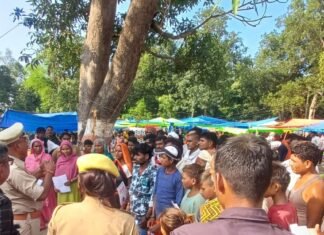 पुलिस ने बाल विवाह- मानव तस्करी रोकने को चलाया अभियान:विशेष अभियान के तहत हुई चेकिंग; चौपाल में कानून और हेल्पलाइन नंबर बताए