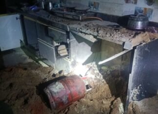 दुबौलिया में एलपीजी गैस लीक से घर में आग:हजारों का सामान जला, बड़ा हादसा टला; कोई जनहानि नहीं