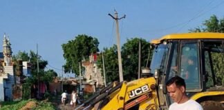 दीकौली में सड़क किनारे जमा गंदगी की जेसीबी से सफाई:कई दिनों बाद हुई सफाई से गंदगी और मच्छरों के प्रकोप से राहत मिली
