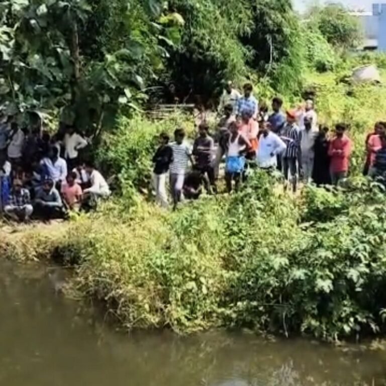 मछली पकड़ते समय गहरे पानी में गिरा अधेड़:बस्ती के मनौरी पुल के पास तेज बहाव में लापता, तलाश जारी