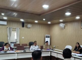 अनफिट स्कूली वाहन मिले तो स्कूल भी जिम्मेदार:श्रावस्ती में बच्चों की सुरक्षा के लिए जिला स्तरीय सड़क सुरक्षा समिति की बैठक में फैसला
