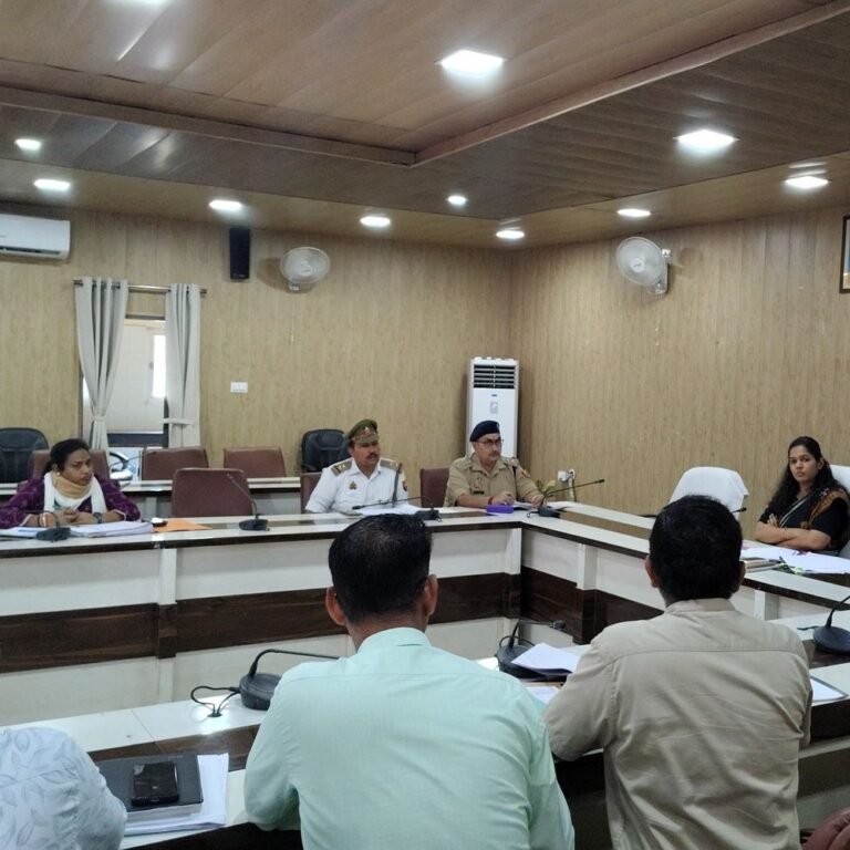 अनफिट स्कूली वाहन मिले तो स्कूल भी जिम्मेदार:श्रावस्ती में बच्चों की सुरक्षा के लिए जिला स्तरीय सड़क सुरक्षा समिति की बैठक में फैसला