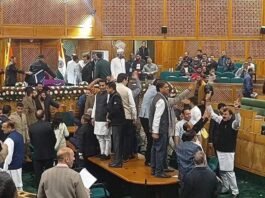 जम्मू-कश्मीर विधानसभा में BJP का प्रदर्शन, NHM कर्मचारियों की मांगों को लेकर नारेबाजी