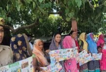 पुलिस ने महिलाओं को सुरक्षा, साइबर अपराध की जानकारी दी:श्रावस्ती में शक्ति मोबाइल टीम ने स्कूलों, गांवों में हेल्पलाइन नंबर व सरकारी योजनाओं की जानकारी दी