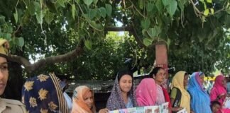 पुलिस ने महिलाओं को सुरक्षा, साइबर अपराध की जानकारी दी:श्रावस्ती में शक्ति मोबाइल टीम ने स्कूलों, गांवों में हेल्पलाइन नंबर व सरकारी योजनाओं की जानकारी दी