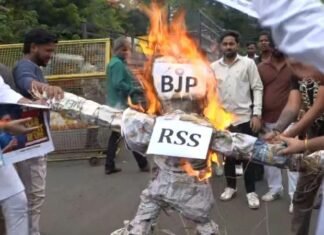कांग्रेस का BJP-RSS पर हमला, पुतला दहन कर खड़गे के सम्मान की उठाई आवाज News Desk