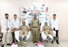 इटावा में पुलिस का सेवा संकल्प: रिजर्व पुलिस लाइन में रक्तदान शिविर, 52 जवानों ने किया रक्तदान