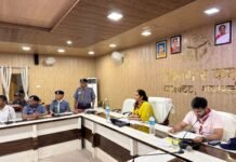 जिलाधिकारी की अध्यक्षता में ’स्काउट एवं गाइड’ की जिला स्तरीय बैठक सम्पन्न विद्यालयों में नियमित प्रशिक्षण शिविर व अन्य सेवा गतिविधियों के आयोजन पर दिया जाए जोर-जिलाधिकारी श्रावस्ती। जिलाधिकारी अन्नपूर्णा गर्ग की अध्यक्षता में ’स्काउट एवं गाइड’ की जिला स्तरीय बैठक कलेक्ट्रेट सभागार में आयोजित की गई। बैठक में स्काउट एवं गाइड गतिविधियों का प्रभावी संचालन सुनिश्चित करना, विद्यालयों में छात्र-छात्राओं की सहभागिता बढ़ाना और आगामी कार्यक्रमों की तैयारियों पर विस्तार से चर्चा की गई। साथ ही, सदस्यता बढ़ाने, प्रशिक्षण कार्यक्रमों को अधिक प्रभावी बनाने और आगामी आयोजनों की रूपरेखा पर भी विचार-विमर्श किया गया। उपस्थित अधिकारियों ने अपने-अपने विभागों की ओर से आवश्यक सहयोग का आश्वासन दिया। बैठक में जिलाधिकारी ने सम्बन्धित अधिकारियों को निर्देश दिए कि स्काउट एवं गाइड के माध्यम से विद्यार्थियों में अनुशासन, नेतृत्व क्षमता, सेवा भावना, पर्यावरण संरक्षण, स्वच्छता तथा सामाजिक उत्तरदायित्व की भावना को मजबूत किया जाए। उन्होंने कहा कि विद्यालयों में नियमित प्रशिक्षण शिविर, जागरूकता कार्यक्रम और सामुदायिक सेवा गतिविधियों के आयोजन पर जोर दिया जाए, ताकि अधिक से अधिक छात्र-छात्राएं इस संगठन से जुड़ सकें।मुख्य विकास अधिकारी शाहिद अहमद ने कहा कि सभी विभागों के समन्वित प्रयासों से भारत स्काउट एवं गाइड की गतिविधियों को नई गति मिलेगी और यह संगठन विद्यार्थियों के व्यक्तित्व विकास में महत्वपूर्ण भूमिका निभाता रहेगा। बैठक में जिला बेसिक शिक्षा अधिकारी , जिला विद्यालय निरीक्षक, प्रचार्य अलक्षेन्द्र इण्टर कालेज ज्योति प्रकाश पाण्डेय, भारत स्काउट एवं गाइड श्रावस्ती के सचिव कामाक्षा प्रसाद पाठक सहित विभिन्न विभागों के अधिकारी उपस्थित रहे।