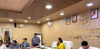 जिलाधिकारी की अध्यक्षता में ’स्काउट एवं गाइड’ की जिला स्तरीय बैठक सम्पन्न विद्यालयों में नियमित प्रशिक्षण शिविर व अन्य सेवा गतिविधियों के आयोजन पर दिया जाए जोर-जिलाधिकारी श्रावस्ती। जिलाधिकारी अन्नपूर्णा गर्ग की अध्यक्षता में ’स्काउट एवं गाइड’ की जिला स्तरीय बैठक कलेक्ट्रेट सभागार में आयोजित की गई। बैठक में स्काउट एवं गाइड गतिविधियों का प्रभावी संचालन सुनिश्चित करना, विद्यालयों में छात्र-छात्राओं की सहभागिता बढ़ाना और आगामी कार्यक्रमों की तैयारियों पर विस्तार से चर्चा की गई। साथ ही, सदस्यता बढ़ाने, प्रशिक्षण कार्यक्रमों को अधिक प्रभावी बनाने और आगामी आयोजनों की रूपरेखा पर भी विचार-विमर्श किया गया। उपस्थित अधिकारियों ने अपने-अपने विभागों की ओर से आवश्यक सहयोग का आश्वासन दिया। बैठक में जिलाधिकारी ने सम्बन्धित अधिकारियों को निर्देश दिए कि स्काउट एवं गाइड के माध्यम से विद्यार्थियों में अनुशासन, नेतृत्व क्षमता, सेवा भावना, पर्यावरण संरक्षण, स्वच्छता तथा सामाजिक उत्तरदायित्व की भावना को मजबूत किया जाए। उन्होंने कहा कि विद्यालयों में नियमित प्रशिक्षण शिविर, जागरूकता कार्यक्रम और सामुदायिक सेवा गतिविधियों के आयोजन पर जोर दिया जाए, ताकि अधिक से अधिक छात्र-छात्राएं इस संगठन से जुड़ सकें।मुख्य विकास अधिकारी शाहिद अहमद ने कहा कि सभी विभागों के समन्वित प्रयासों से भारत स्काउट एवं गाइड की गतिविधियों को नई गति मिलेगी और यह संगठन विद्यार्थियों के व्यक्तित्व विकास में महत्वपूर्ण भूमिका निभाता रहेगा। बैठक में जिला बेसिक शिक्षा अधिकारी , जिला विद्यालय निरीक्षक, प्रचार्य अलक्षेन्द्र इण्टर कालेज ज्योति प्रकाश पाण्डेय, भारत स्काउट एवं गाइड श्रावस्ती के सचिव कामाक्षा प्रसाद पाठक सहित विभिन्न विभागों के अधिकारी उपस्थित रहे।