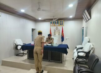 अपर पुलिस अधीक्षक ने रिजर्व पुलिस लाइन में साप्ताहिक परेड की सलामी ली