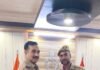 नदी में कूदने जा रहे दंपति एवं बच्चों को सकुशल बचाने वाली डायल 112 पुलिस टीम, आरक्षी कमाण्डर व हो0गार्ड चालक को पुलिस अधीक्षक बलरामपुर द्वारा प्रशस्ति पत्र प्रदान कर किया गया सम्मानित*
