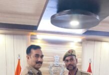 नदी में कूदने जा रहे दंपति एवं बच्चों को सकुशल बचाने वाली डायल 112 पुलिस टीम, आरक्षी कमाण्डर व हो0गार्ड चालक को पुलिस अधीक्षक बलरामपुर द्वारा प्रशस्ति पत्र प्रदान कर किया गया सम्मानित*