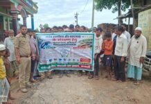 बदहाल सड़क और जलभराव से आक्रोशित बाजारवासियों ने PWD अधिकारियों को घेरा, आंदोलन की चेतावनी