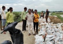 सिसवारा घाट पर राप्ती का तेज कटान, मजदूरों ने मजदूरी में कटौती का लगाया आरोप।