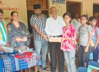 289 विधान सभा भिनगा अंतर्गत विकास खण्ड सिरसिया में स्थित केशव पब्लिक एकेडमी स्कूल एकघरवा में अपनी पत्नी पूर्व ब्लॉक प्रमुख श्रीमती मधु सत्या जी के साथ 200 नन्हे मुन्ने बच्चों को टिफिन बॉक्स पानी की बोतल वितरित किया
