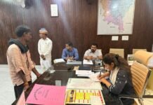 जनता दर्शन में जिलाधिकारी ने सुनीं जनसामान्य की समस्याएं