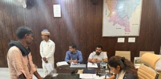 जनता दर्शन में जिलाधिकारी ने सुनीं जनसामान्य की समस्याएं